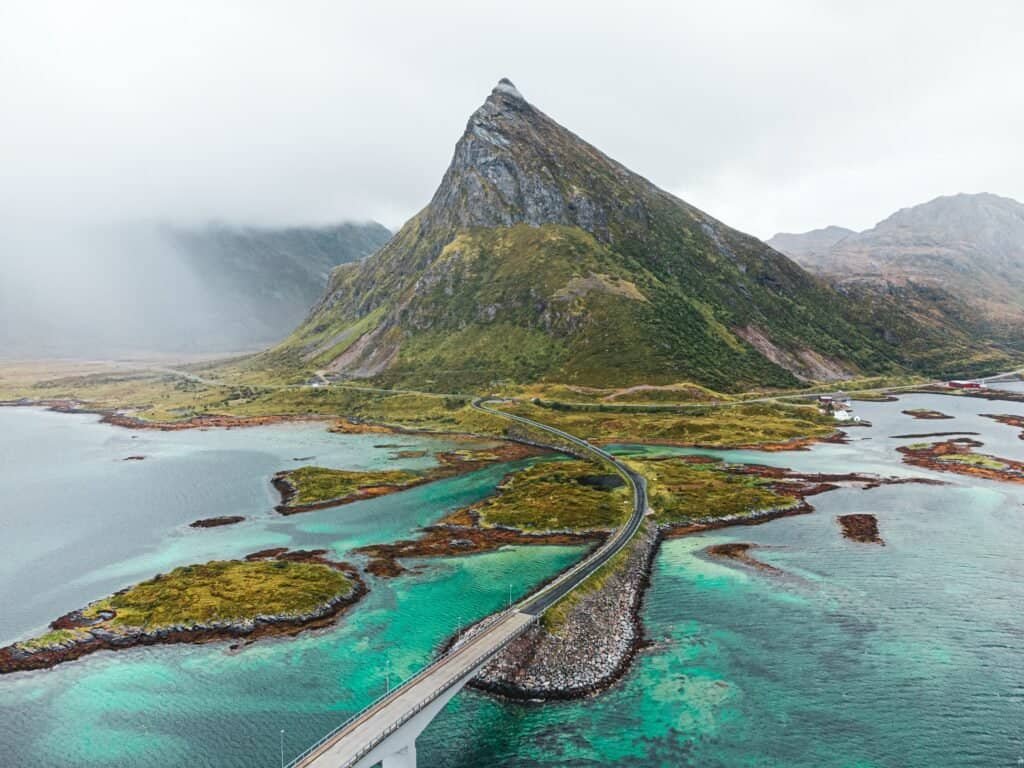 Montagne majestueuse avec un pont traversant un fjord en Norvège. Paysage naturel spectaculaire avec.